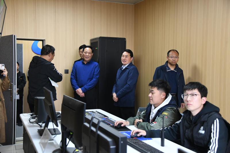 開封日報報業集團一行到周口報業傳媒集團考察交流