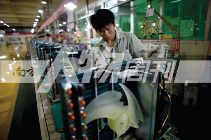 2010年5月10日，珠海格力電器工廠里，工人正在流水線上生產(chǎn)家用空調(diào)（方迎忠）